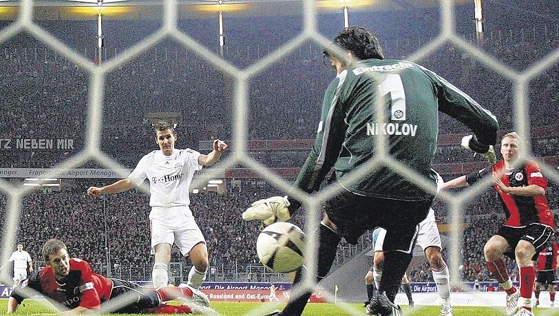 Der Treffer, der die Wende einleitet: Miroslav Klose (weißes Trikot) vollstreckt nach einer Hereingabe von Ribéry zum 1:1. Frankfurts Torwart Oka Nikolov hat aus dieser Distanz keine Chance mehr zu reagieren. Foto: Getty Images Der Treffer, der die Wende einleitet: Miroslav Klose (weißes Trikot) vollstreckt nach einer Hereingabe von Ribéry zum 1:1. Frankfurts Torwart Oka Nikolov hat aus dieser Distanz keine Chance mehr zu reagieren. Foto: Getty Images