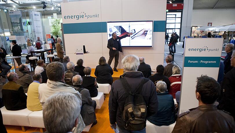 Der „energiepunkt“ auf der Internationalen Handwerksmesse ist die erste Anlaufstelle für Unternehmer, Vertreter der öffentlichen Hand und Endverbraucher. Der „energiepunkt“ auf der Internationalen Handwerksmesse ist die erste Anlaufstelle für Unternehmer, Vertreter der öffentlichen Hand und Endverbraucher.