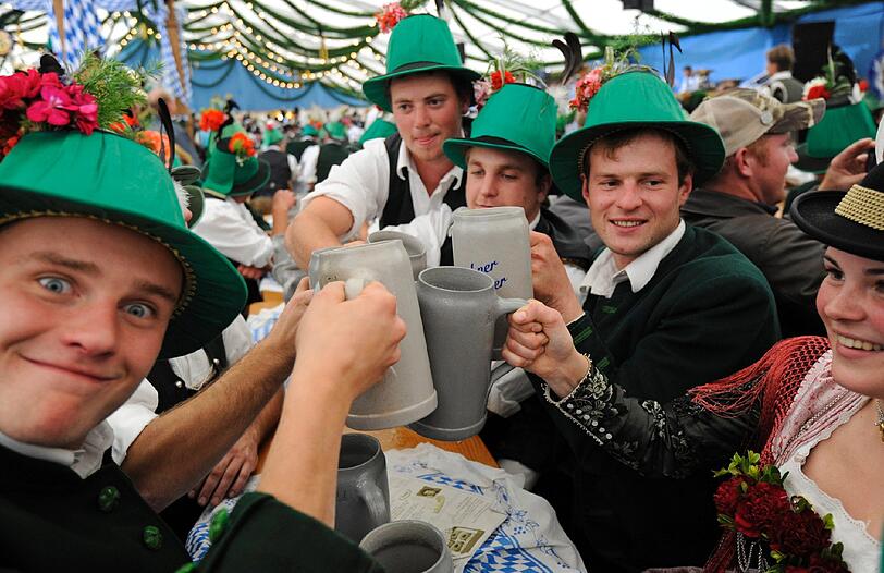 Aber wer hat das Feiern eigentlich erfunden? Wer einmal auf der Wiesn war weiß: Wir Münchner können's mit Abstand noch am besten krachen lassen. Wie diese Bilder vom Oktoberfest beweisen.