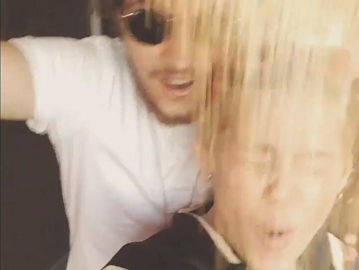 Was sich reimt ist gut: Miley Cyrus lässt sich mit einem Kübel Reis überschütten