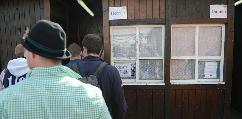 Klos: Rund 1500 Sitzplätze, ein Kilometer Stehplätze und 32 behindertengerechte Toiletten. Die Benutzung kostet nichts.