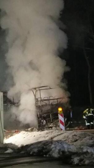 Am frühen Sonntagmorgen brannte ein Reisebus am Grenzübergang Walserberg komplett aus. Die Bilder vom Einsatz.
