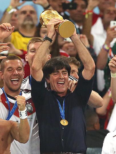 Auf dem Gipfel: Löw mit dem WM-Pokal 2014.