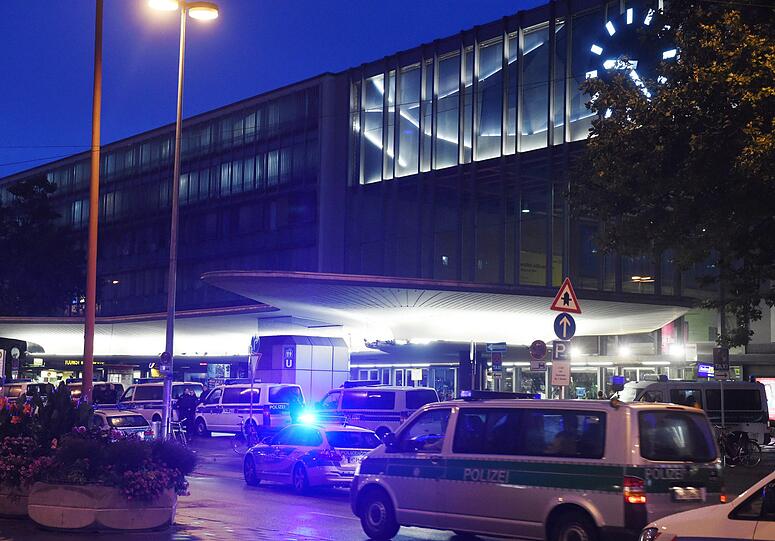 Polizeiautos stehen vor dem Hauptbahnhof in München. (Archivbild)