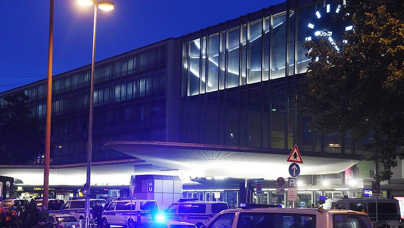 Polizeiautos stehen vor dem Hauptbahnhof in München. (Archivbild) Polizeiautos stehen vor dem Hauptbahnhof in München. (Archivbild)
