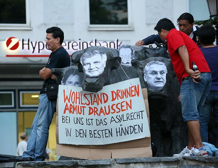 Rund 100 Personen hielten in der Nacht zum Freitag eine Mahnwache zum Thema "kein Mensch ist illegal" ab. Die Bilder vom Rindermarkt.