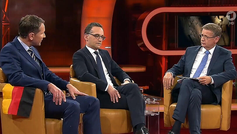 AfD-Mann Höcker irritierte bei Günther Jauch mit einem bizarren Flaggen-Auftritt. AfD-Mann Höcker irritierte bei Günther Jauch mit einem bizarren Flaggen-Auftritt.