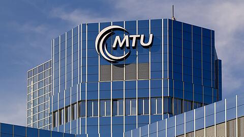 Blick auf Firmenzentrale von MTU in München.