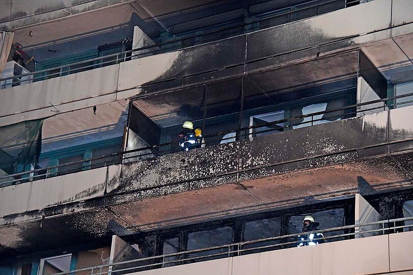 Die Feuerwehr im Einsatz bei einem Hochhausbrand in Sendling.