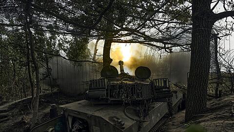 Ein ukrainisches selbstfahrendes Artilleriesystem feuert auf russische Stellungen an der Frontlinie nahe Bachmut.