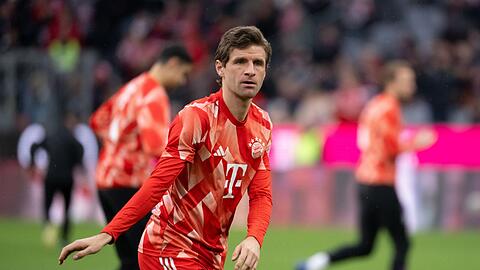 Thomas Müller von München wärmt sich auf.