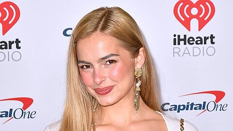 Addison Rae setzt auf gerötete Wangen und unperfekte Lippenkonturen.