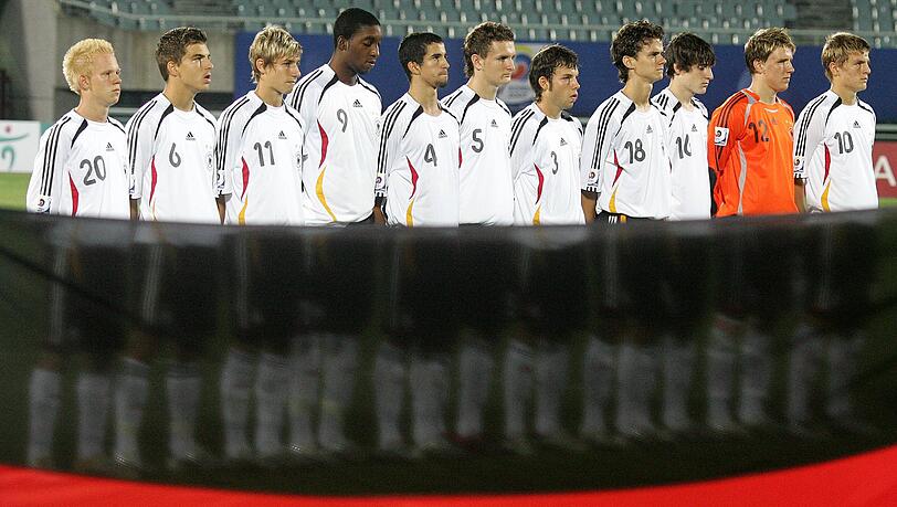 Deutschland U17-Auswahl bei der Nationalhymne (v.r.): Toni Kroos, Ren&eacute; Vollath, Sebastian Rudy, Mario Erb, Jonas Strifler, Konstantin Rausch, Nils Teixeira, Richard Sukuta Pasu, Dennis Dowidat, Kevin Wolze und Sascha Bigalke (Archivbild vom 30. August 2007).