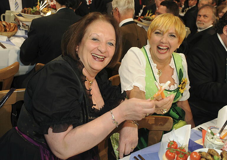 Grünen-Chefin Claudia Roth (r.) und Bundesjustizministerin Sabine Leutheusser-Schnarrenberger.