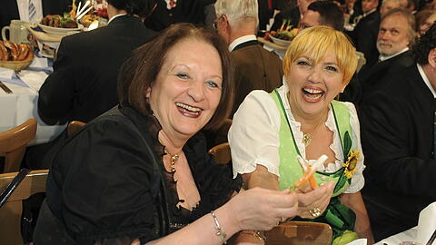 Grünen-Chefin Claudia Roth (r.) und Bundesjustizministerin Sabine Leutheusser-Schnarrenberger.