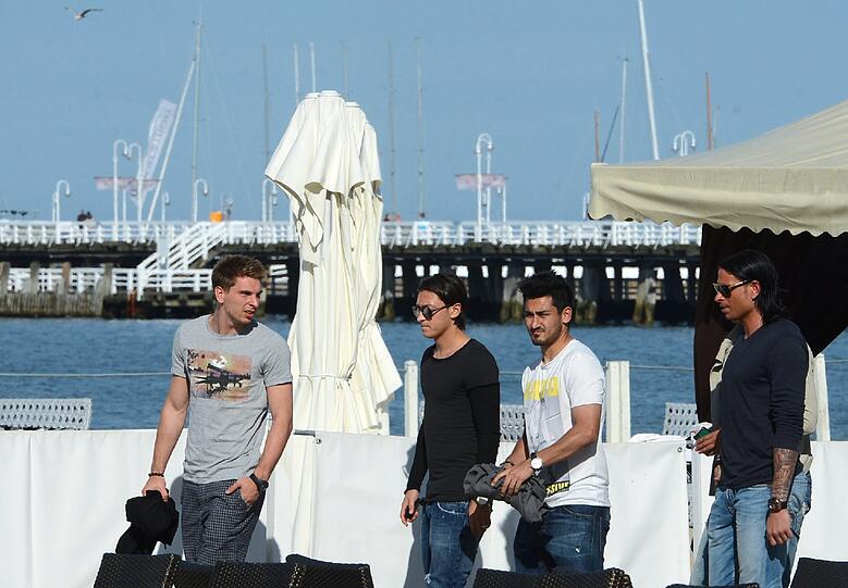 US 5? Nein, DFB-Elf! Ihre Auszeit am Dienstag nutzen Ron-Robert Zieler, Mesut Özil, Ilkay Guendogan, Tim Wiese und Sami Khedira zum Flanieren durch Sopot. Medienwirksam, versteht sich: Auf den ersten Blick könnte man Jogis Jungs für eine Boyband halten.