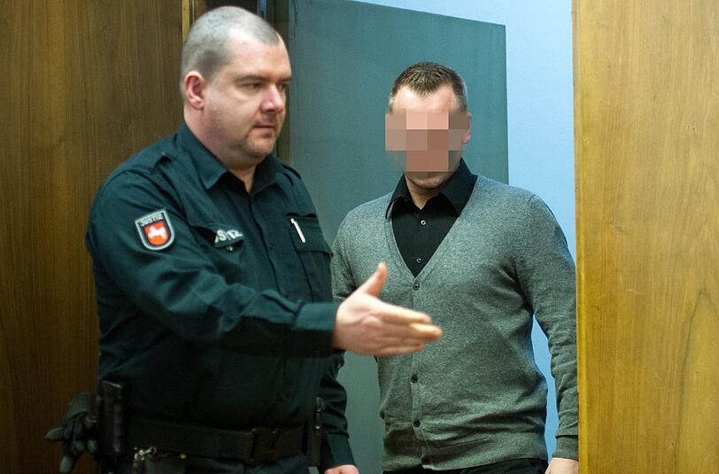 Der Angeklagte betritt am Mittwoch das Gerichtsgebäude in Hannover. Er wurde zu lebenslanger Haft verurteilt.