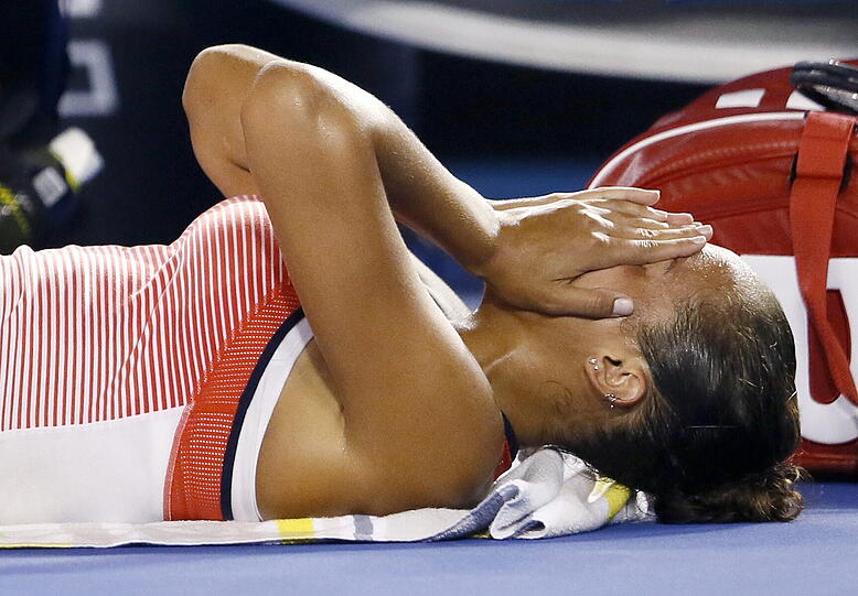 So nah liegen Freud' und Leid im Sport beieinander: die Chinesin Shuai Zhang profitierte im Achtelfinale der Australian Open von der Oberschenkelverletzung ihrer Gegnerin Madison Keys (USA). Die Bilder vom Drama.