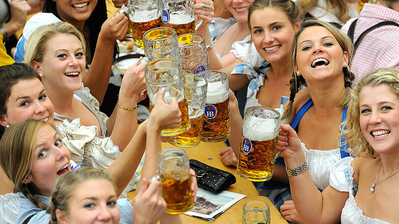 Die Krüge hoch! Auf der Wiesn fließt nicht nur das Bier, sondern auch das geld in Strömen.