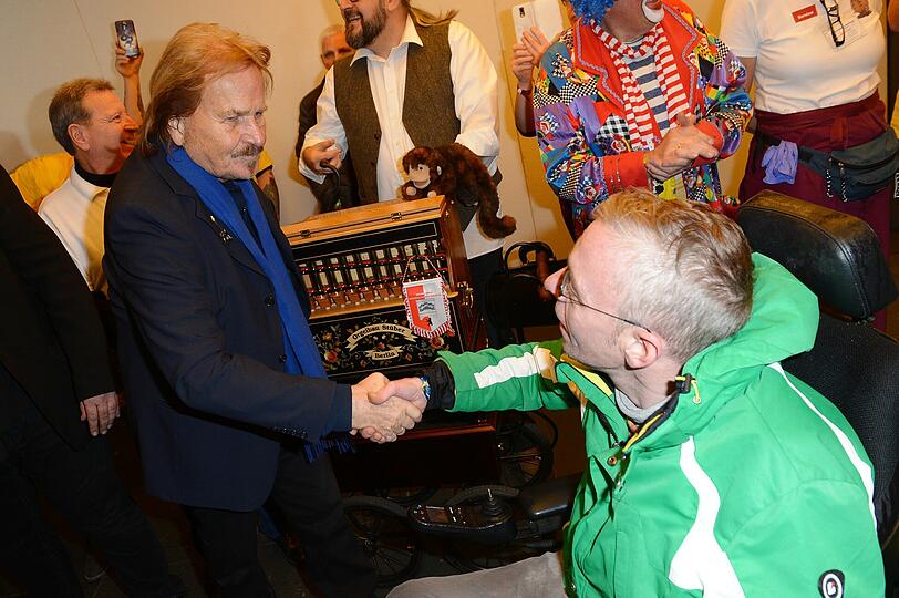 Frank Zander begrüsst die Obdachlosen