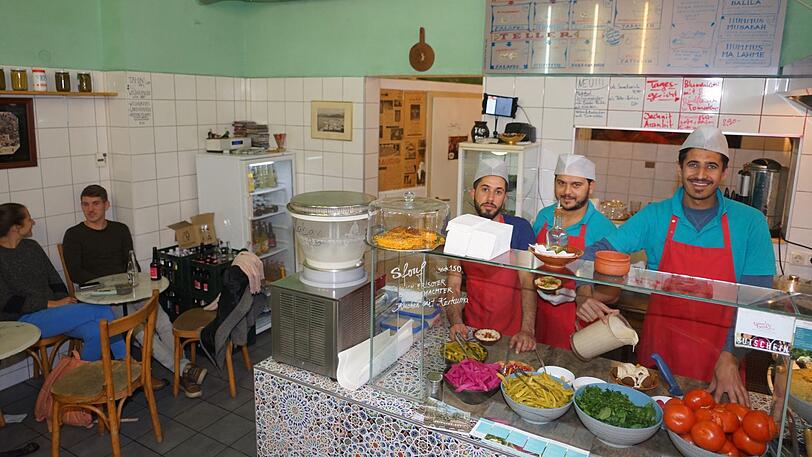 Bereiten alles frisch zu (v.l.): Alaa, Mohammed und Uqba im Beirut Beirut. (Archivbild)