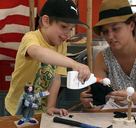 Der 5-jährige Thorben bastelt eine Figur.