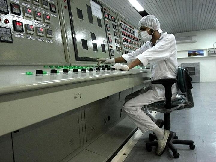 Ein iranischer Techniker arbeitet an einer Uran-Aufbereitungsanlage in Isfahan.