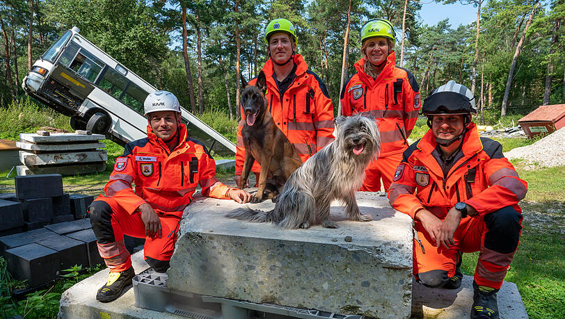 Eric Weiler (l-r), Christian Raupp, Andrea Sauer und Fabian Puchelt von der Rettungshundestaffel der Freiwilligen Feuerwehr Hochbrück und ihre Hunde Benji (l), ein Belgischer Schäferhund (Malinois), sechs Monate alt, und Paula, ein Pyrenäenschäferhund (Berger des Pyrénées), acht Monate alt. Eric Weiler (l-r), Christian Raupp, Andrea Sauer und Fabian Puchelt von der Rettungshundestaffel der Freiwilligen Feuerwehr Hochbrück und ihre Hunde Benji (l), ein Belgischer Schäferhund (Malinois), sechs Monate alt, und Paula, ein Pyrenäenschäferhund (Berger des Pyrénées), acht Monate alt.