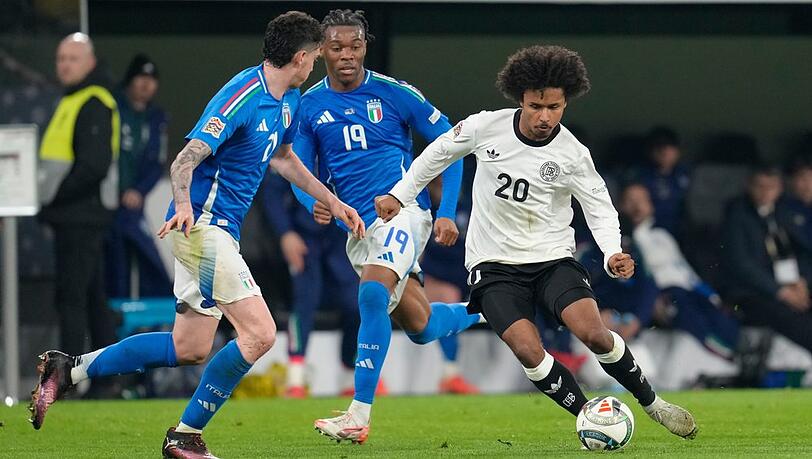 Karim Adeyemi kämpft gegen den Italiener Alessandro Bastoni um den Ball. Den Deutschen reichte nach dem Sieg im Hinspiel ein 3:3-Remis, um ins Final-Four-Turnier zu kommen.