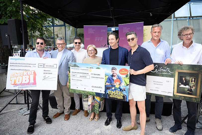 Hier wird kein Geld ausgegeben, sondern es kommt - wegen großen Erfolgs - an den FFF Bayern zurück: Scheckübergaben beim FFF Empfang im Juli (v. l.): Oliver Gernstl (Megaherz), Staatsminister Florian Herrmann, Oliver Berben (Constantin Film), Dorothee Erpenstein, Martin Bachmann (Constantin Film), Simon Amberger (Neuesuper), Dietmar Güntsche und Michel Kölmel (Kinowelt). Hier wird kein Geld ausgegeben, sondern es kommt - wegen großen Erfolgs - an den FFF Bayern zurück: Scheckübergaben beim FFF Empfang im Juli (v. l.): Oliver Gernstl (Megaherz), Staatsminister Florian Herrmann, Oliver Berben (Constantin Film), Dorothee Erpenstein, Martin Bachmann (Constantin Film), Simon Amberger (Neuesuper), Dietmar Güntsche und Michel Kölmel (Kinowelt).