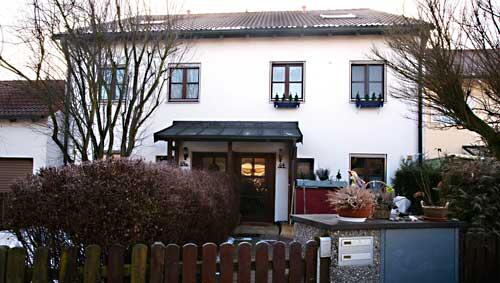 Bürgerliche Herkunft: In der rechten Doppelhaushälfte wohnte der Tatverdächtige bis 2008 – dann arbeitete er als Hausmeister in Laim. Bürgerliche Herkunft: In der rechten Doppelhaushälfte wohnte der Tatverdächtige bis 2008 – dann arbeitete er als Hausmeister in Laim.