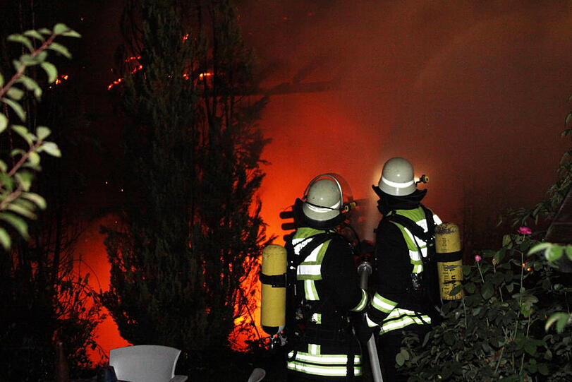 Wohnhaus und Pkw in Mühltal in Vollbrand. Bilder vom Großeinsatz der Feuerwehr.