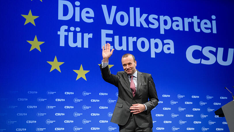 Beliebt in der Partei: Manfred Weber, Vorsitzender der Fraktion der Europäischen Volkspartei (EVP), bedankt sich nach seiner Rede auf der Delegiertenversammlung. Beliebt in der Partei: Manfred Weber, Vorsitzender der Fraktion der Europäischen Volkspartei (EVP), bedankt sich nach seiner Rede auf der Delegiertenversammlung.