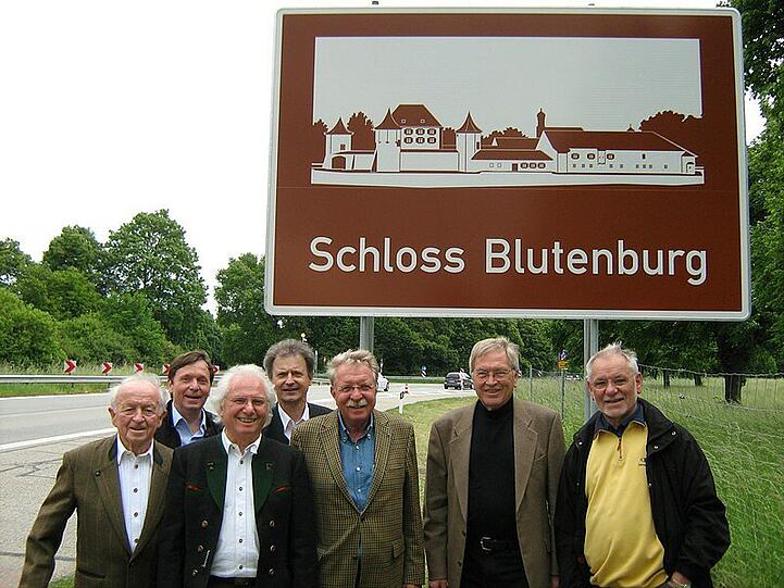 Der BBV-Vorstand und der Landtagsabgeordnete Otmar Bernhard freuen sich über das gelungene Tourismusschild: (v.l.n.r.) Erwin Lohner, Peter Berg, Kurt Müller-Brand, Andreas Ellmaier, Otmar Bernhard, Johann Wittmann und Willi Fries.