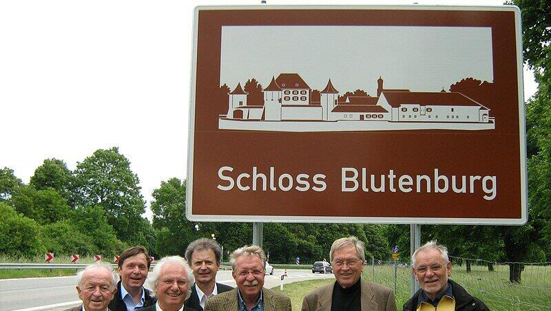 Der BBV-Vorstand und der Landtagsabgeordnete Otmar Bernhard freuen sich über das gelungene Tourismusschild: (v.l.n.r.) Erwin Lohner, Peter Berg, Kurt Müller-Brand, Andreas Ellmaier, Otmar Bernhard, Johann Wittmann und Willi Fries. Der BBV-Vorstand und der Landtagsabgeordnete Otmar Bernhard freuen sich über das gelungene Tourismusschild: (v.l.n.r.) Erwin Lohner, Peter Berg, Kurt Müller-Brand, Andreas Ellmaier, Otmar Bernhard, Johann Wittmann und Willi Fries.
