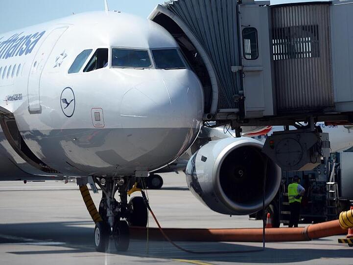 Ein Airbus A320 der Lufthansa wird auf dem Rollfeld des Flughafens Hamburg Airport in Hamburg betankt.