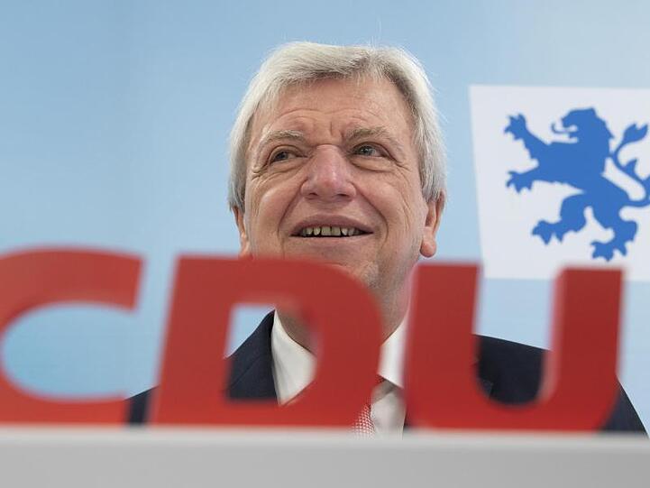 Der hessische Ministerpräsident Volker Bouffier (CDU) gibt am Rande des Landesparteitages der hessischen CDU ein Statement ab.