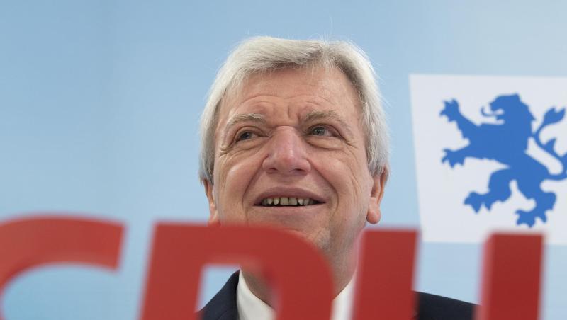 Der hessische Ministerpräsident Volker Bouffier (CDU) gibt am Rande des Landesparteitages der hessischen CDU ein Statement ab. Der hessische Ministerpräsident Volker Bouffier (CDU) gibt am Rande des Landesparteitages der hessischen CDU ein Statement ab.