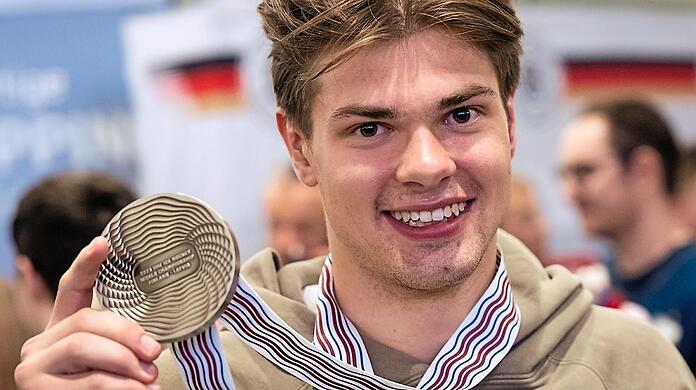 JJ Peterka holt mit Deutschland WM-Silber 2023 und wird dort zum besten Stürmer gewählt.
