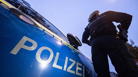 Die Polizei ermittelt wegen Mails mit Bombendrohungen an Schulen. (Symbolbild)