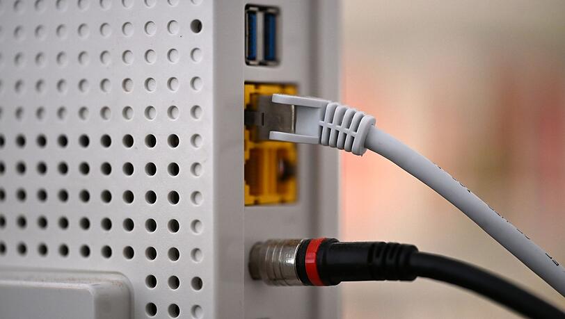 Ein LAN-Kabel in einem Router - mancherorts sind die Internetverbindungen besser geworden.