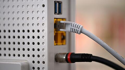 Ein LAN-Kabel in einem Router - mancherorts sind die Internetverbindungen besser geworden.