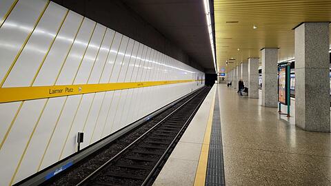 Die neue Tram 14 h&auml;lt schon am Laimer Platz. Die Gleise sind jedoch noch von Erde umgeben.