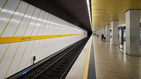 Die neue Tram 14 h&auml;lt schon am Laimer Platz. Die Gleise sind jedoch noch von Erde umgeben.