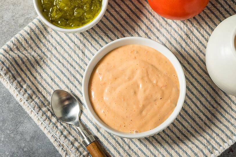 F&uuml;r das klassische Burger-Dressing r&uuml;hren Sie vier Essl&ouml;ffel Mayonnaise mit zwei Essl&ouml;ffeln Naturjoghurt, einem Essl&ouml;ffel Ketchup, einem Teel&ouml;ffel Senf, einem Essl&ouml;ffel Gurkenwasser und einem halben Teel&ouml;ffel Paprikapulver glatt. Mit Salz und Pfeffer abschmecken. Anschlie&szlig;end wird das leicht abgek&uuml;hlte Hackfleisch unter das Gem&uuml;se gemischt, das Dressing dar&uuml;ber gegeben und alles gut vermengt. Zum Schluss streuen Sie Sesam &uuml;ber den Big-Mac-Salat.