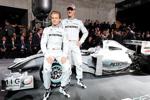 Nico Rosberg (li.) und Michael Schumacher werden nächste Saison die Silberpfeile steuern.