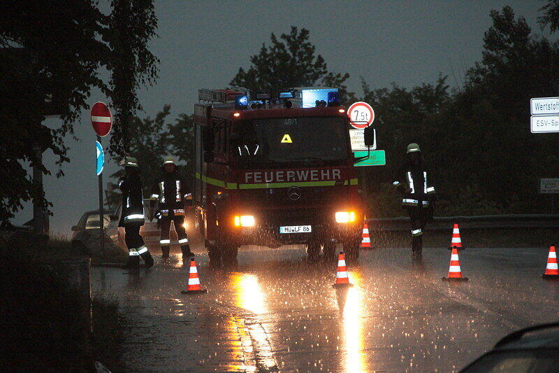 In Mühldorf sind mehrere Keller überflutet gewesen. Die Bilder vom Feuerwehreinsatz.