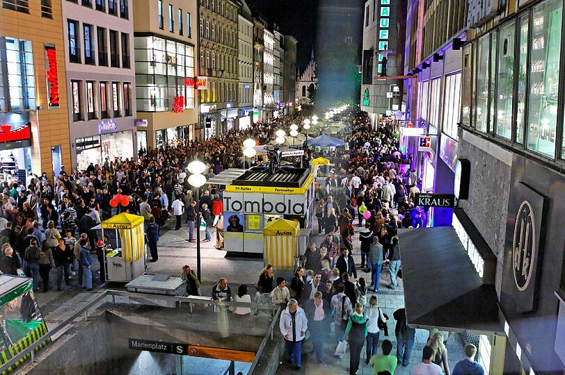 Volle Fußgängerzone: Bei der langen Shoppingnacht spazieren jedes Jahr hunderttausende Münchner durch die Innenstadt.