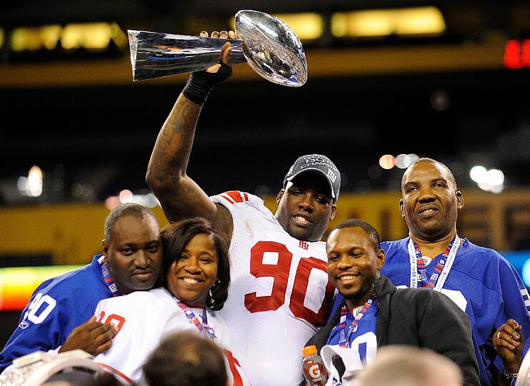 Einfach gigantisch: Die New York Giants haben den 46. Super Bowl gewonnen. Gegen die New England Patriots um Quarterback Tom Brady und den deutschen Sebastian Vollmer siegten die Giants in einem packenden Spiel mit 21:17. Hier sehen Sie die besten Bilder vom NFL-Spektakel in Indianapolis.