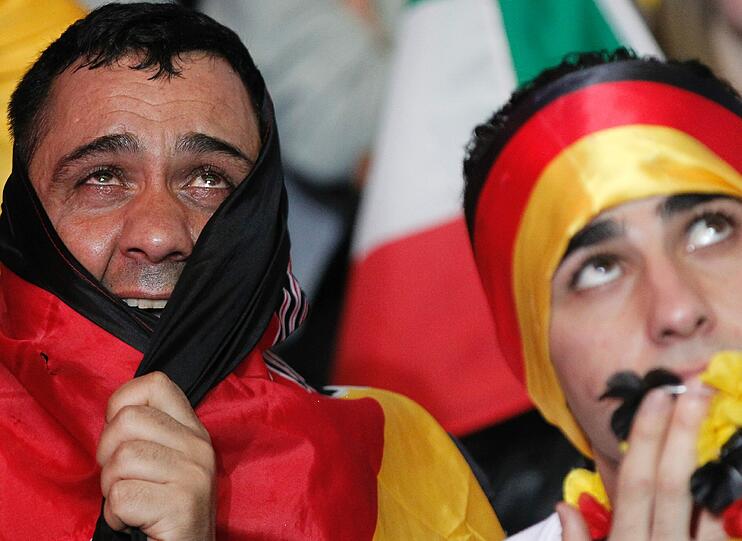 Tränen, Trauer, Tragik: Nach dem Halbfinal-K.o. gegen Italien können es viele Fans nicht fassen, dass der Traum vom EM-Titel vorbei ist. Die Bilder